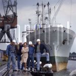 16-08-1994 Neelie Kroes at harbour of Rotterdam.

[keywords]Posed, Full Length, Ship, Workmen, Eurocommissaris[/keywords]